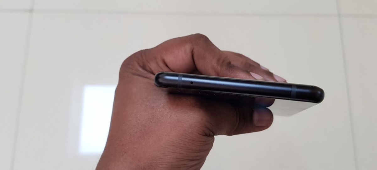 Xiaomi Mi Mix 2 comes with mic and also features antenna bands on the right and left side the edge on the top Xiaomi Mi Mix 2, Review, display, design, performance