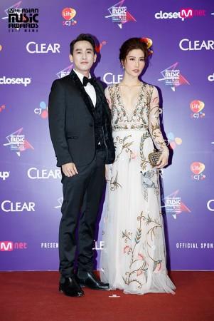 Vietnamese actors Diem My and Hua Vi Van. MAMA 2017