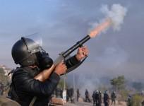 Pakistani police move to clear Islamist sit-in paralyzing capital