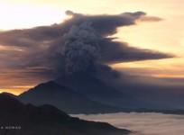Timelapse video shows Bali volcano spewing ash
