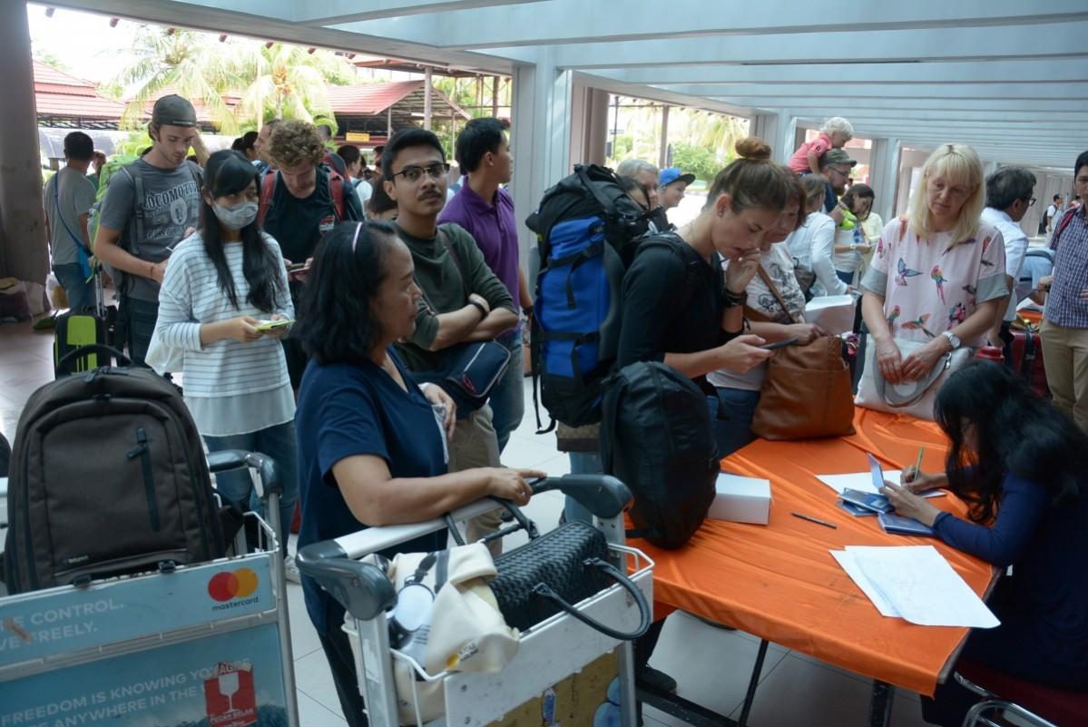 Tourists try to obtain flight information following the closure of Ngurah Rai airport, due to the eruption of Mount Agun Bali