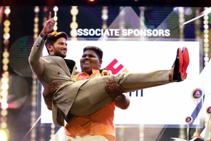 When Vaishnav Girish lifted Dulquer Salmaan during Asiavision Movie Awards 2017. Dulquer Salmaan, Asiavision Movie Awards 2017, Vaishnav Girish