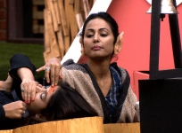 Hina Khan puts red chilli powder in Bandgi Kalra's eyes