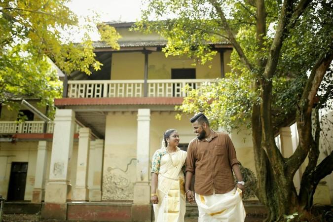 Kerala couple Amarnath and Safna got married on the campus of Maharaja's College in Ernakulam Amarnath, Safna, kerala couple, campus wedding