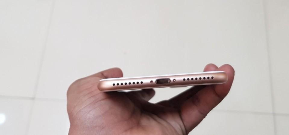 Apple iPhone 8 Plus comes with a lightning port in the middle flanked by two speakers, one on each side in the bottom edge Apple, iPhone 8 Plus, review, design language