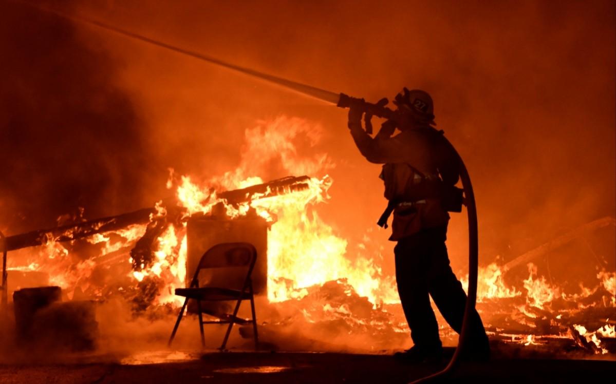 Firefighters battle flames from a Santa Ana wind-driven brush fire called the Thomas Fire in Santa Paula, California, December 4, 2017. Photo taken December 4, 2017 California wildfire
