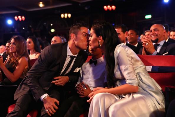 Cristiano Ronaldo kisses girlfriend Georgina Rodríguez in an awards ceremony as son Cristianinho watches in between cristiano ronaldo, georgina rodriguez
