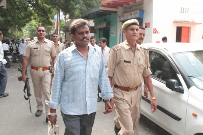 Ghaziabad: Surinder Koli, accused in the Nithari serial killings being taken away by police from a CBI court in Ghaziabad on Oct 7, 2016 Nithari 11111
