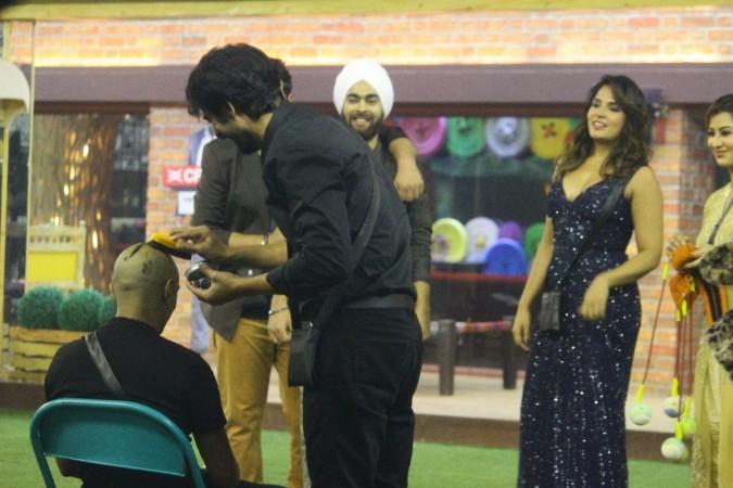 Hiten applying boot polish on Akash's head in Bigg Boss 11 Hiten applying boot polish on Akash's head in Bigg Boss 11