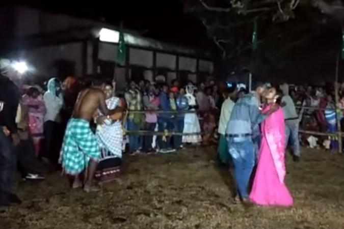 Jharkhand kissing contest. Jharkhand kissing contest