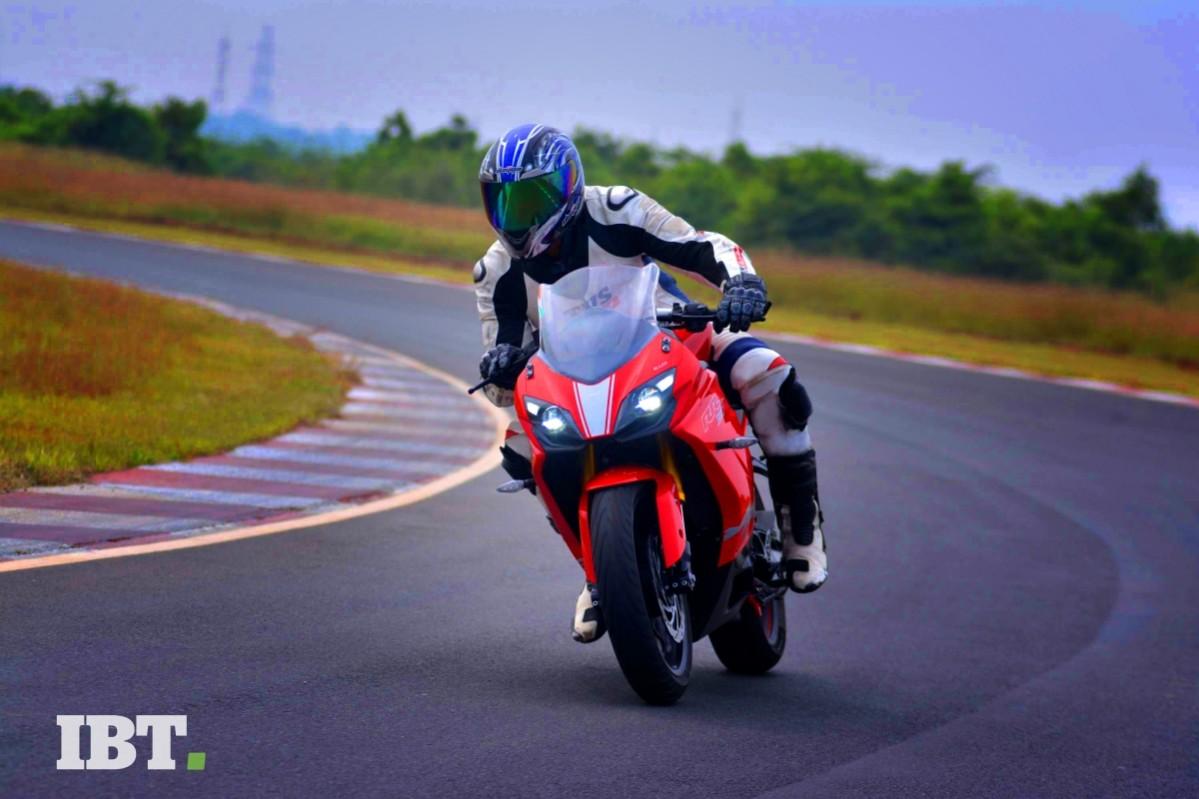 Despite having a supersport design, the Apache RR 310 doesn't have an aggressive riding position. TVS Apache RR 310