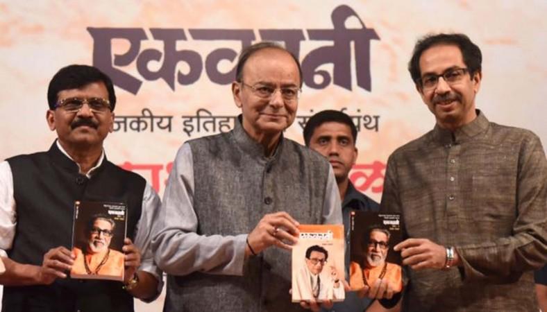 Union Minister Arun Jaitley with Shiv Sena Chief Uddhav Thackeray and MP Sanjay Raut at an event, in August 2017 sena bjp dangal