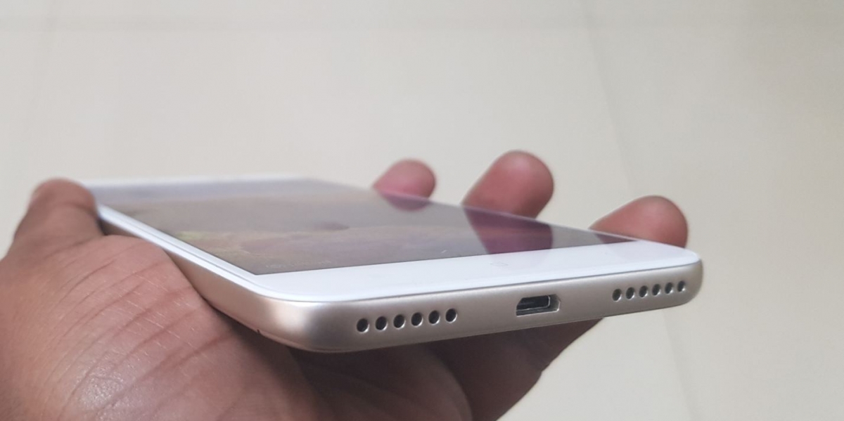 Xiaomi Redmi Y1 features two single-grille speakers and a microUSB port in the center at the base edge Xiaomi, Redmi Y1, review,camera, design,performance, price, specifications, availability