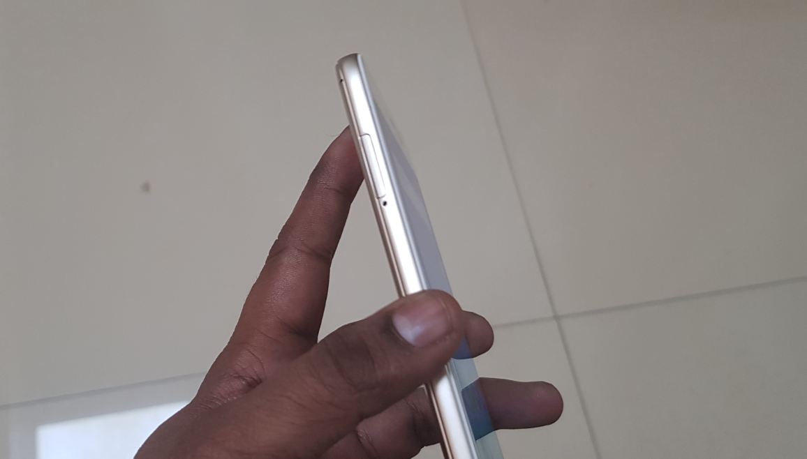 Xiaomi Redmi Y1 features SIM tray on the left side of the edge. It also comes with dedicated microSD card slot in addition to regular two SIM slots Xiaomi, Redmi Y1, review,camera, design,performance, price, specifications, availability