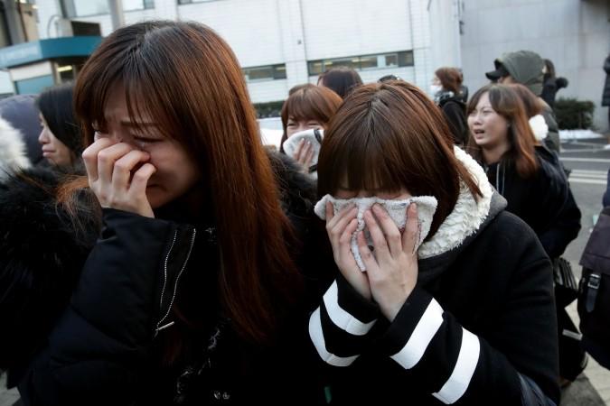 Fans react during the funeral of Jonghyun of SHINee at the hospital on December 21, 2017 in Seoul, South Korea. Kim Jonghyun body