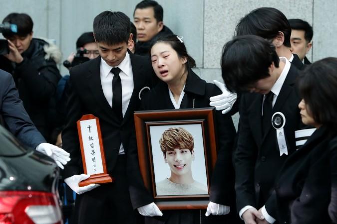 Relatives weep during the funeral of Jonghyun of SHINee at the hospital on December 21, 2017 in Seoul, South Korea. Kim Jonghyun body