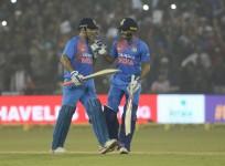 MS Dhoni and Manish Pandey