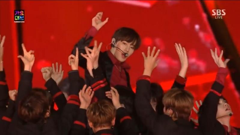 Ha Sung Woon on stage for a live performance at the SBS Gayo Daejun 2017. SBS Gayo Daejun 2017