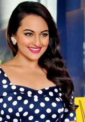 Side waves of Sonakshi Sinha