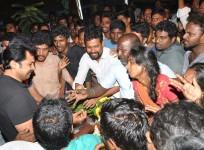 Karthi Breaks Down at his fan's funeral