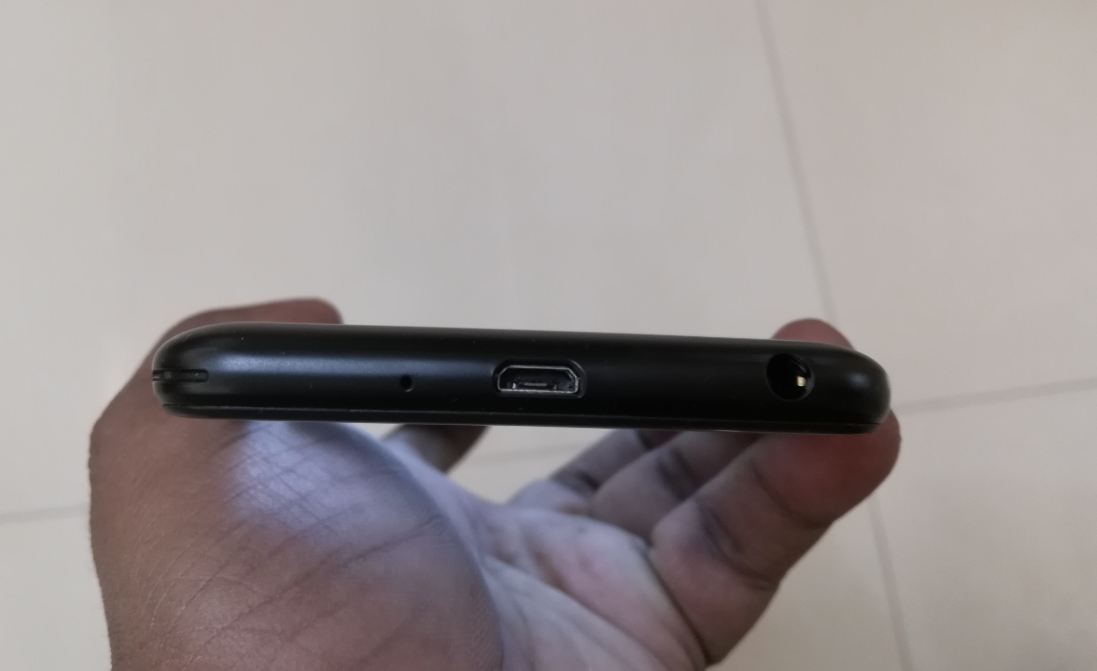 Intex Elyt Dual features a mic, a microUSB port and a 3.5mm audio jack at the base edge Intex, Elyt Dual, review, performance, design, display, camera,battery