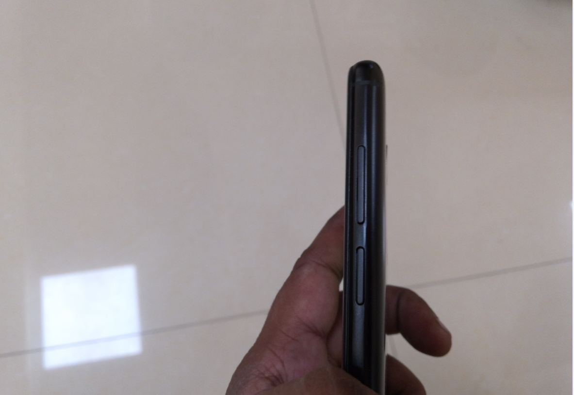 Intex Elyt Dual houses a power button and volume rockers on the right side Intex, Elyt Dual, review, performance, design, display, camera,battery