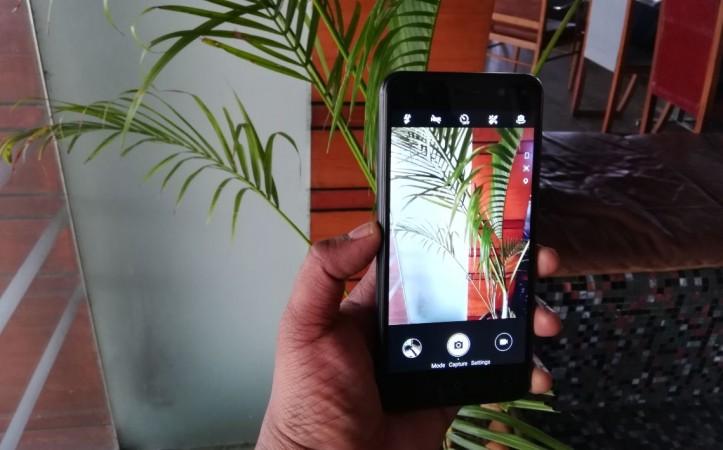 Intex Elyt Dual comes with 2MP (f/2.0 1.12 µm pixel size) 8MP (f/2.2 1.75 µm pixel size) snappers having dedicated LED flash and support Real Bokeh Effect (Realtime & Capture), Background Change, Night Shot, Face Beauty, Face Detection, Panorama, Burst Mode. On the back, it comes packed with an 8MP snapper on the back with autofocus, f/2.2 aperture, 1.2µp pixel size, single-LED flash support. Intex, Elyt Dual, review, performance, design, display, camera,battery
