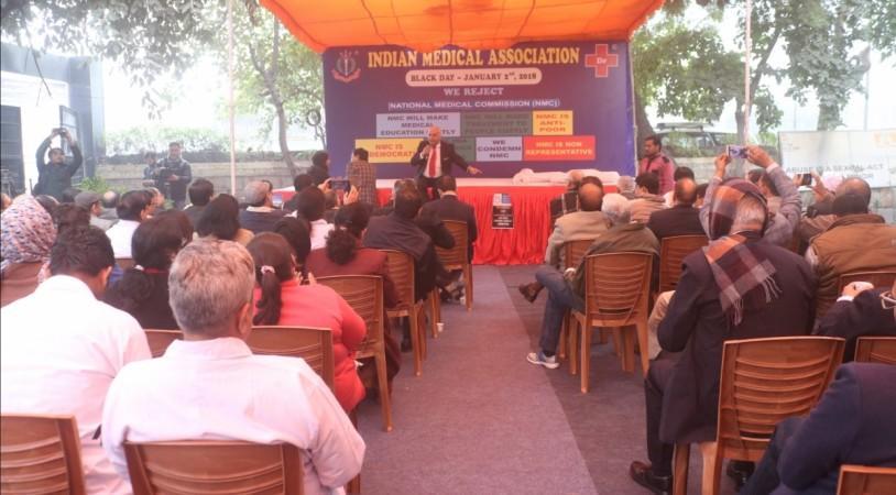 Doctors join nationwide protest called by the IMA against a new bill seeking to replace the MCI with a new body, in New Delhi on Jan 2, 2018. IMA
