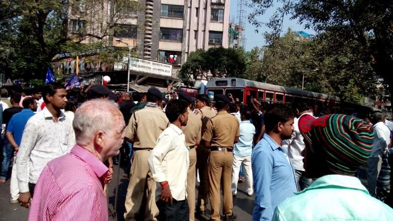 Massive violent protests in Mumbai led to major traffic jam in many areas of the city. Chembur protests