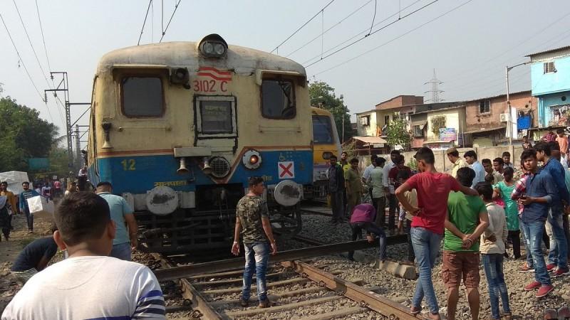 Buses and trains were blocked by protesters in many areas of Mumbai on Tuesday, January 2. mumbai transport