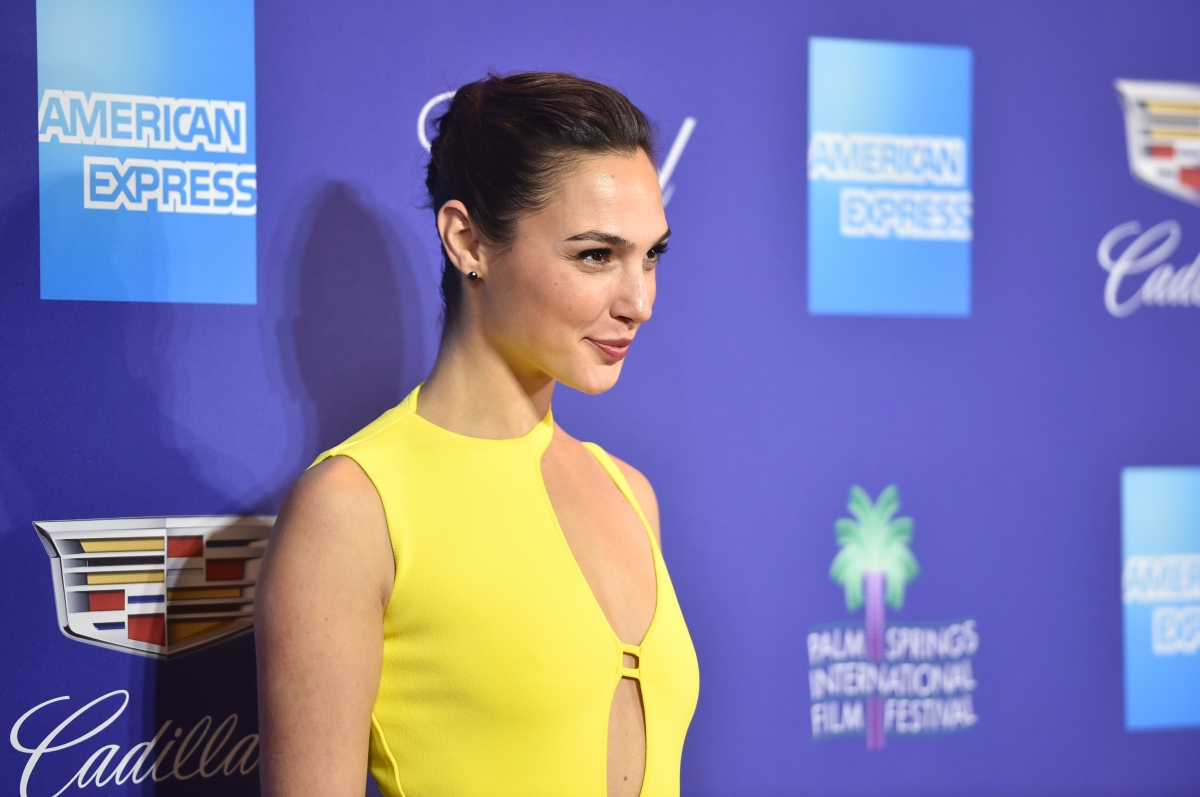 Gal Gadot stuns in yellow gown at Palm Springs Film Fest | Daily Mail Online