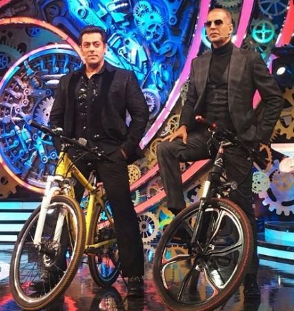 Akshay Kumar and Salman Khan in Bigg Boss 11 Akshay Kumar and Salman Khan in Bigg Boss 11