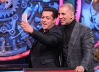 Akshay Kumar with Salman Khan on Bigg Boss 11 finale