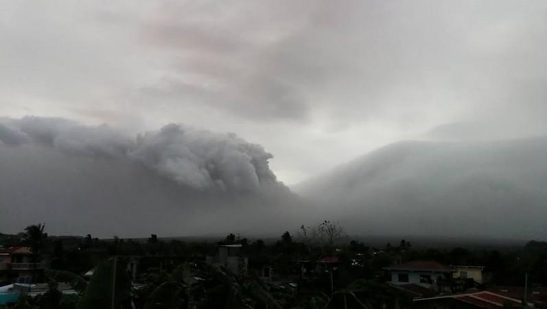 Mount Mayon: 34K people flee after warning that Philippines' most ...