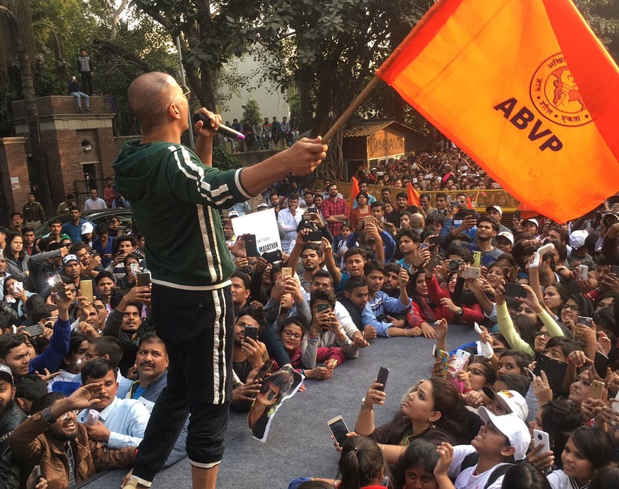 Akshay Kumar slammed left, right and centre for using ABVP flag to  inaugurate Delhi University's Women Marathon - IBTimes India