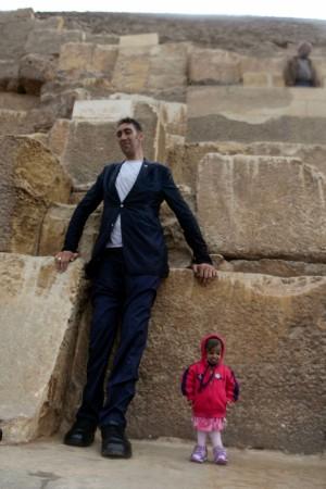 India's Jyoti Amge (R), the world's shortest woman poses for a picture with Sultan Kosen of Turkey, the world's tallest man, at the foot of one of the three Pyramids of Giza in Egypt on January 26, 2018. world's smallest woman and world's tallest man