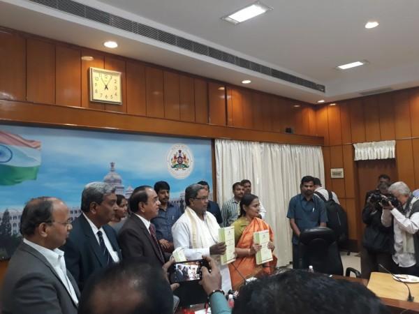 Chief Minister Siddaramaiah receives pay 6th pay commission report from Srinivasa Murthy Chief Minister Siddaramaiah receives pay 6th pay commission report from Srinivasa Murthy