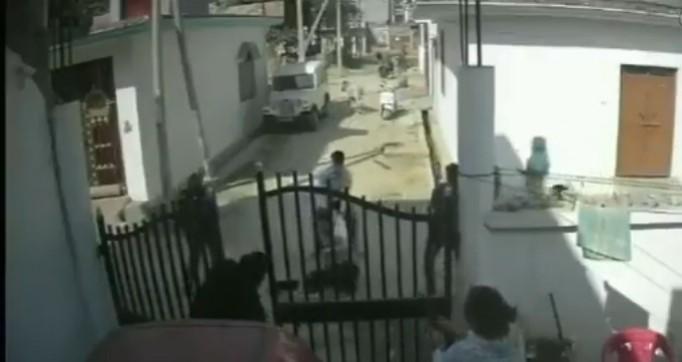 Gun-toting wife saves husband in Lucknow Gun-toting wife saves husband in Lucknow