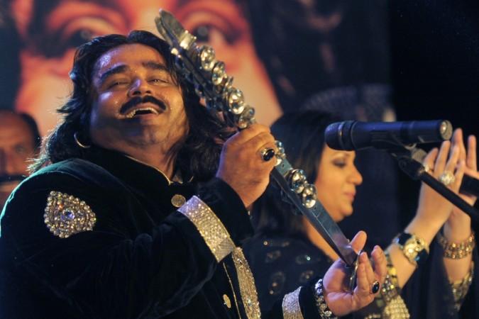 Pakistani Punjabi folk singer Arif Lohar performs during the 'Pakistani Show' trade fair in Amritsar on May 10, 2014. Pakistani singer Arif Lohar