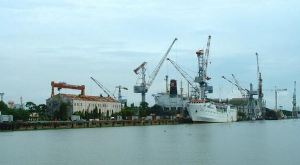 Explosion on ship docked in Cochin shipyard. Cochin shipyard