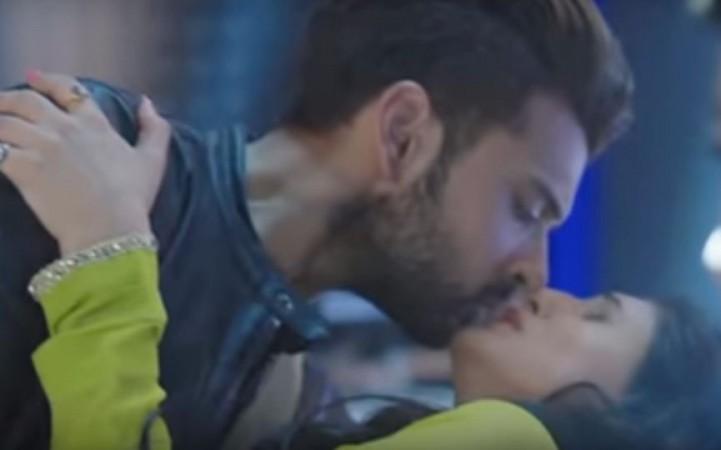 Karan Kundra and Saanvi Talwar in Yeh Kahan Aa Gaye Hum Kiss Day 2018, Karan Kundra and Saanvi Talwar kiss