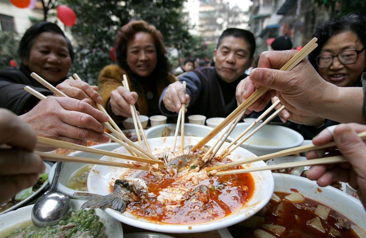 Китайцы едят палочками