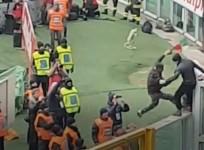 Fight breaks out at football derby in Italy