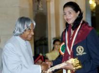 Indian athlete Anju Bobby George (R), winner of a bronze medal in the long jump event at the 2003 World Athletic Championships, receives the Rajiv Gandhi Khel Ratna Award, India's highest sports award, from Indian President Abdul Kalam at a function at pr