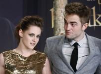 Cast members Robert Pattinson (R) and Kristen Stewart pose for pictures before the German premiere of The Twilight Saga: Breaking Dawn Part 2 in Berlin, November 16, 2012.