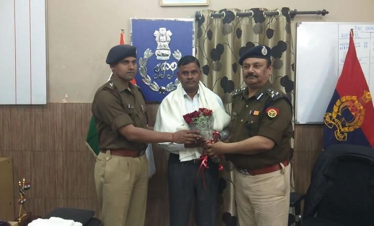 Head Constable Bhupendra Tomar (extreme right) received a call on his daughter's death but chose to save a dying man Head Constable Bhupendra Tomar