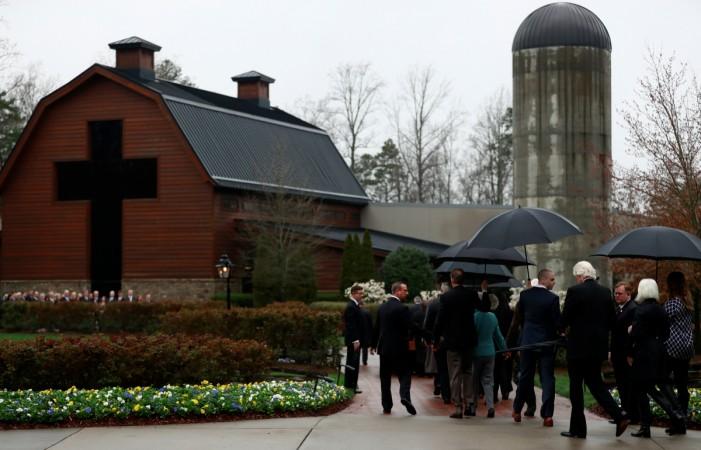 The casket containing the late U.S. evangelist Billy Graham is received by his family and others at the Billy Graham Library in Charlotte, North Carolina, U.S. March 1, 2018. The casket containing the late U.S. evangelist Billy Graham is received by his family and others at the Billy Graham Library in Charlotte, North Carolina, U.S. March 1, 2018.