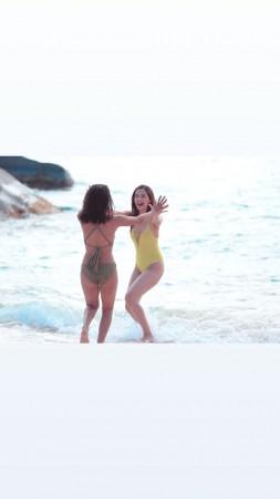 Manushi Chhillar enjoys beach time with fellow beauty pageant queen in the British Virgin Islands Manushi Chhillar