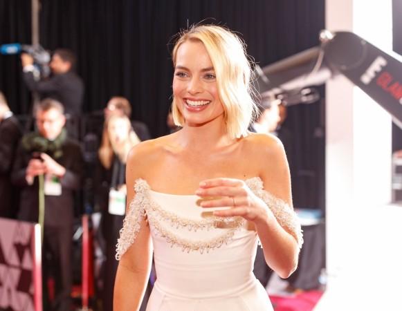 margot robbie red carpet chanel