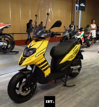 The new Storm 125 is based on the SR 125 scooter of the brand. Aprilia Storm 125
